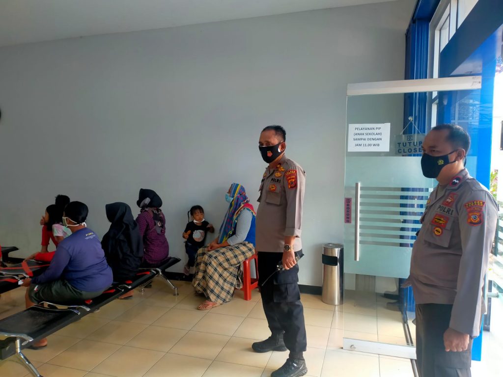 Kapolsek Pamanukan melaksanakan PAM & Monitoring Pelaksanaan pembagian Program Indonesia Pintar (PIP)