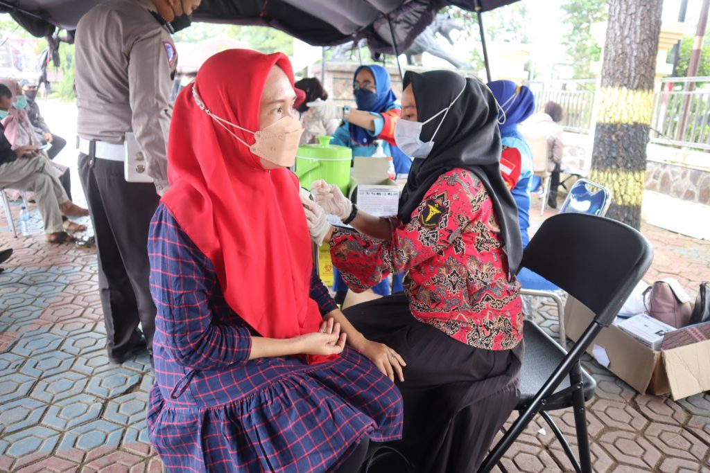 Personel Polres Subang terjun dalam giat Vaksinasi di Kabupaten Subang