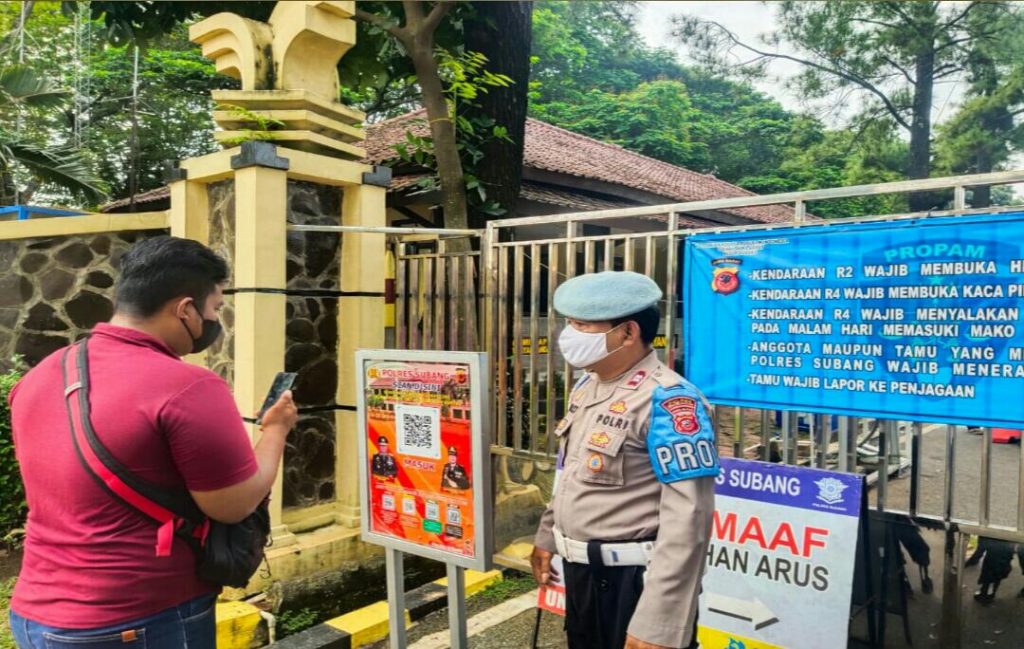 Cegah Penyebaran Covid-19 , Masuk Mako Polres Subang Wajib Scanning QR Barcode Aplikasi Peduli Lindungi