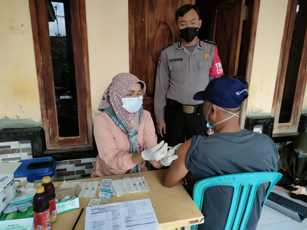 Kapolsek Cipeundeuy Monitoring Pelaksanaan Vaksinasi Door to Door di RT 16 s/d 21 Desa Cipeundeuy