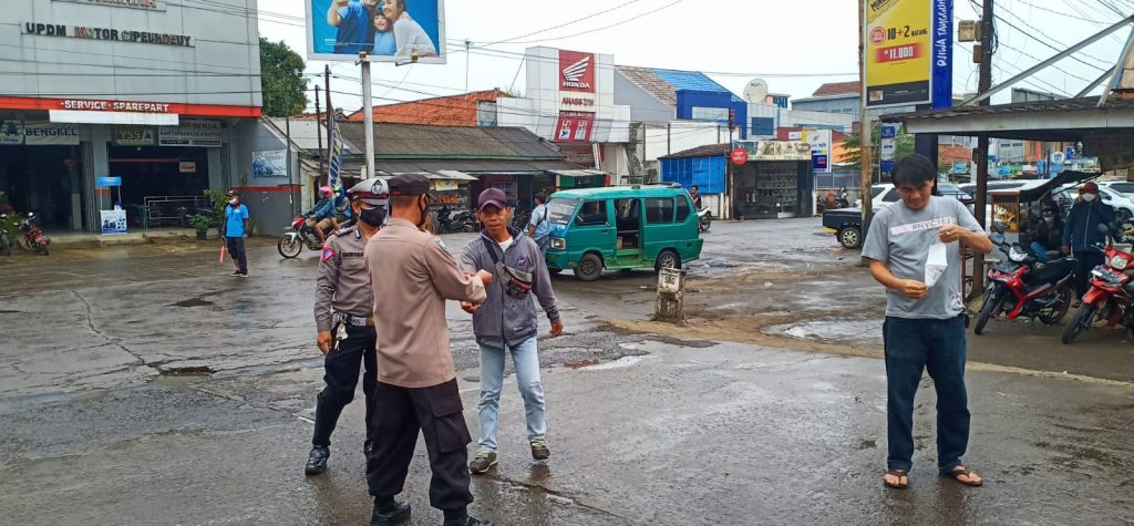 Kapolsek Cipeundeuy Himbau Penerapan Prokes dan Bagikan Masker Dalam Rangka Pemberlakuan PPKM Level-3