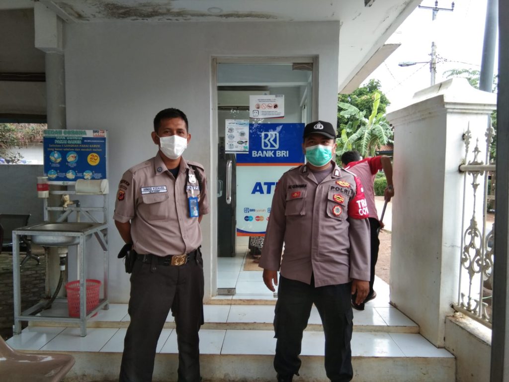 Polsek Cikaum Melakukan Patroli Dalam Rangka  PPKM Level 3 Di Obyek Vital Bank BRI Unit Tanjungsari