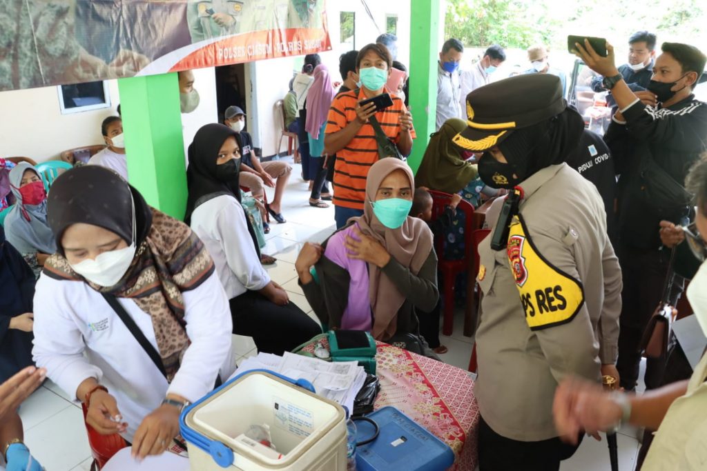 Kapolres Subang Pimpin Vaksinasi 800 Warga di Desa Ciasem Girang