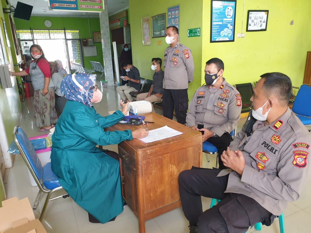 Polsek Kalijati laksanaan Monitoring pelaksanaan Vaksinasi di UPTD Puskesmas Kalijati