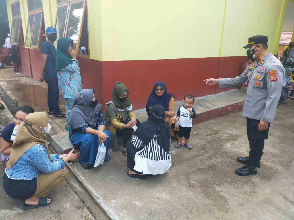 Kapolsek Kalijati Melakukan Himbauan Prokes Kepada Orang Tua Murid Di SDN Kaliangsana