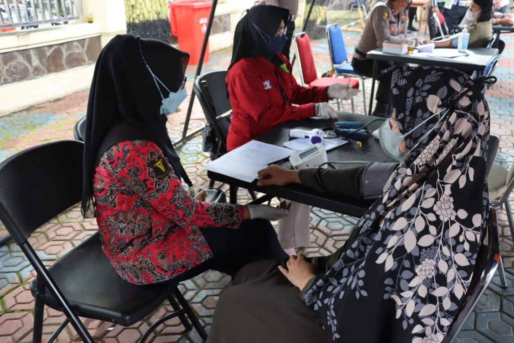 Personel Polres Subang terjun dalam giat Vaksinasi di Kabupaten Subang