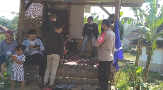 Kapolsek Tanjungsiang laksanaan kegiatan edukasi, himbauan Prokes dan bagi-bagi masker kepada masyarakat