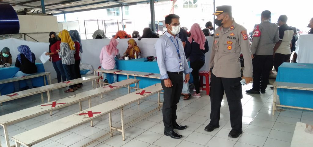 Kapolsek Cipeundeuy Melakukan Pengamanan Percepatan Akselerasi Vaksin Covid-19 di PT Tiga Kiung Seung