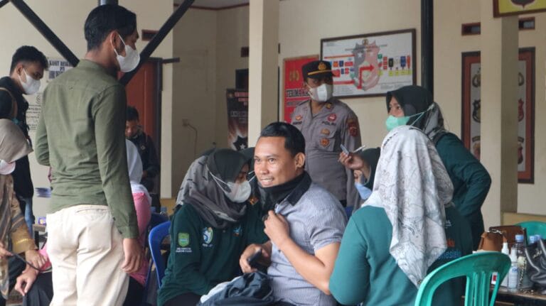 Gandeng Tim Nakes Rawalele, Polsek Kalijati Lakukan Valsinasi Merdeka Kepada Pengguna Jalan