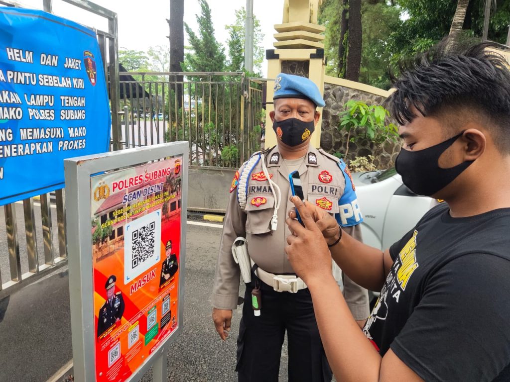 Polres Subang Menerapkan Scanning QR Barcode Aplikasi Peduli Lindungi Dan Pelaksanaan Kegiatan Cuci Tangan, Pengukuran Suhu Tubuh serta Penerapan Protokol Kesehatan Sebelum Masuk Mako Polres Subang