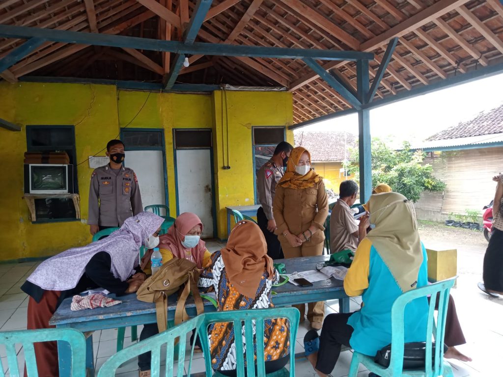 Kapolsek Pagaden Melaksanakan Pendampingan Penyuntikan Vaksin Merdeka tahap ke 1 dan 2  di SDN Melati