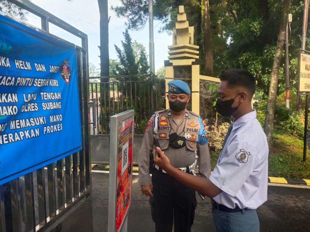 Cegah Penyebaran Covid-19 , Masuk Mako Polres Subang Wajib Scanning QR Barcode Aplikasi Peduli Lindungi