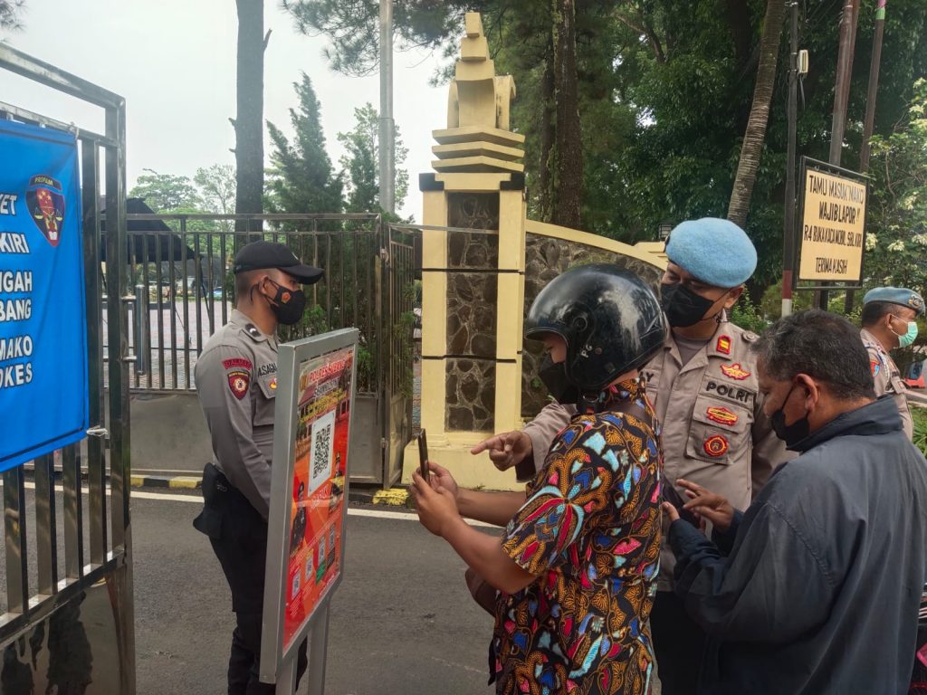 Cegah Penyebaran Covid-19 , Masuk Mako Polres Subang Wajib Scanning QR Barcode Aplikasi Peduli Lindungi