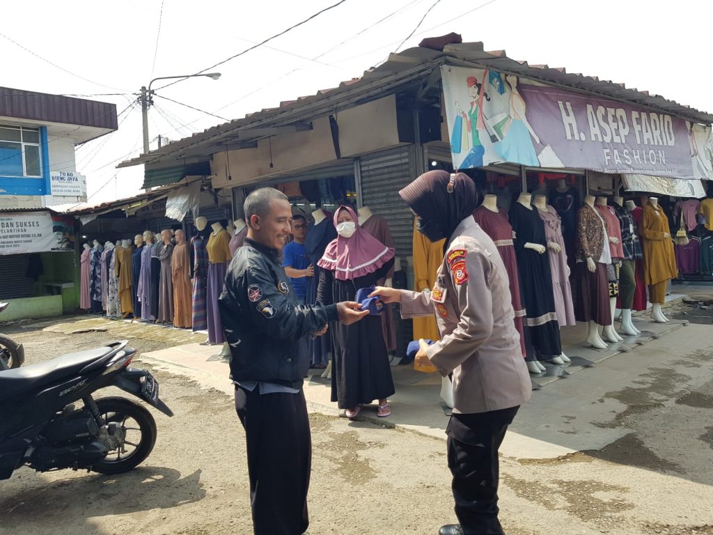 Polwan Polres Subang Gencar Lakukan Himbauan Prokes & Bagikan Masker Gratis Kepada Masyarakat