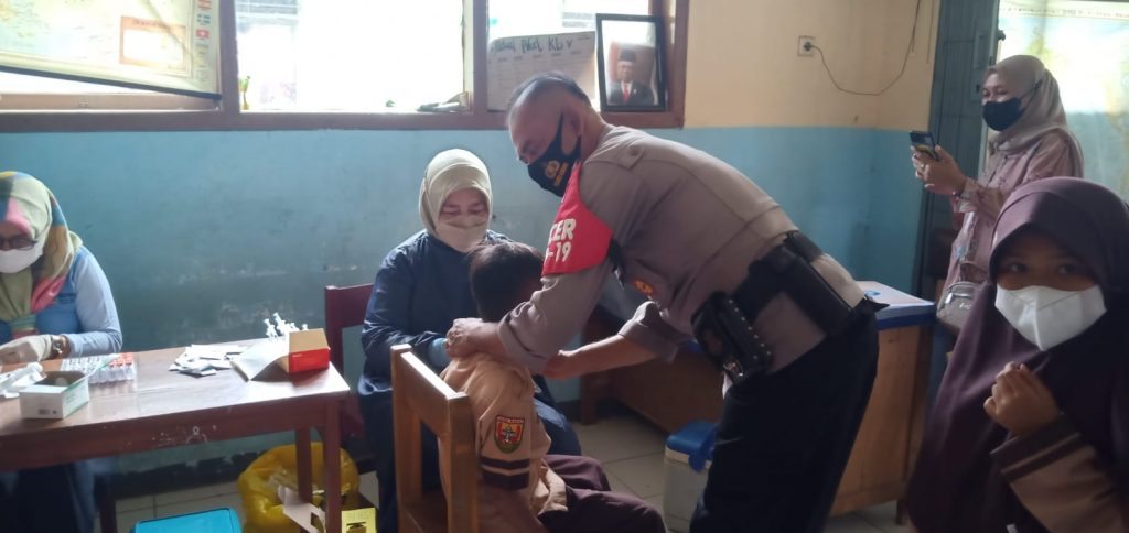 Kapolsek Cipeundeuy Meninjau Pelaksanaan Vaksinasi Covid-19 di 2 Tempat