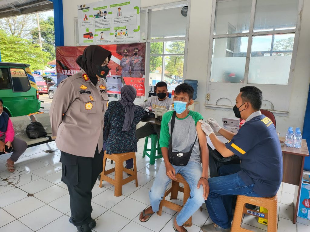 Kapolres Subang Tinjau Langsung Pelaksanaan Vaksinasi di Kab. Subang