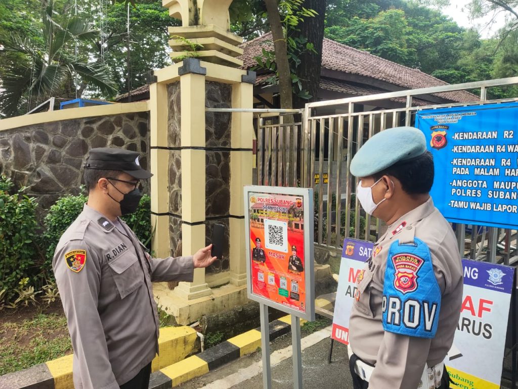 Cegah Penyebaran Covid-19 , Masuk Mako Polres Subang Wajib Scanning QR Barcode Aplikasi Peduli Lindungi