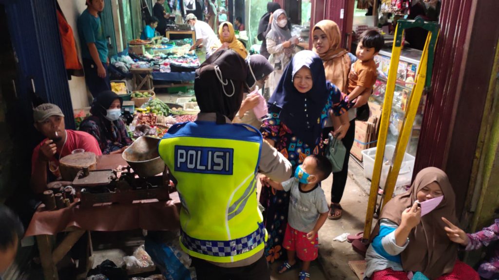 Polwan Polres Subang Gencar Lakukan Himbauan Prokes & Bagikan Masker Gratis Kepada Masyarakat