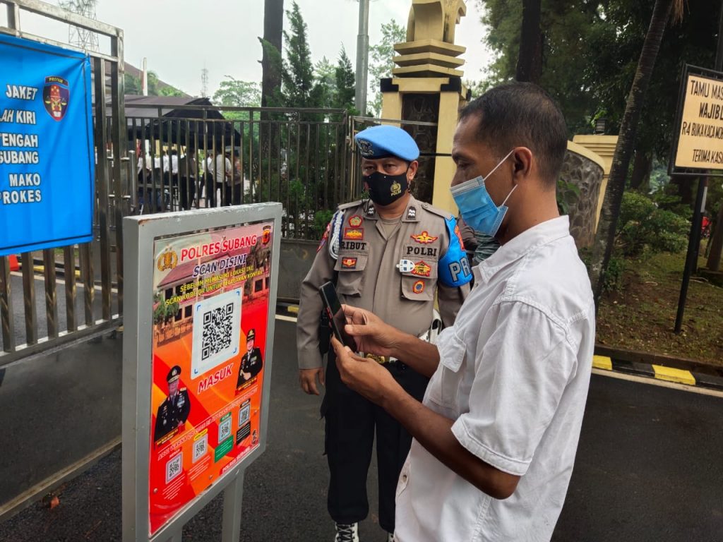Cegah Penyebaran Covid-19 , Masuk Mako Polres Subang Wajib Scanning QR Barcode Aplikasi Peduli Lindungi
