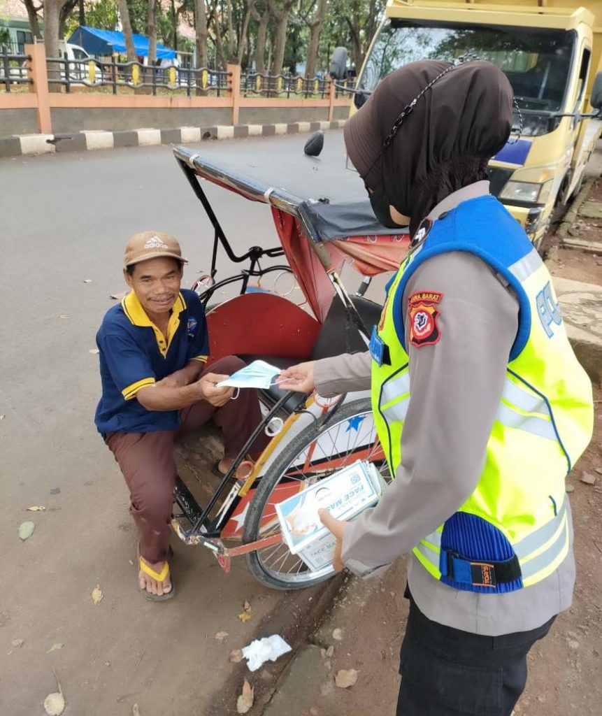 Polwan Polres Subang Gencar Lakukan Himbauan Prokes & Bagikan Masker Gratis Kepada Masyarakat