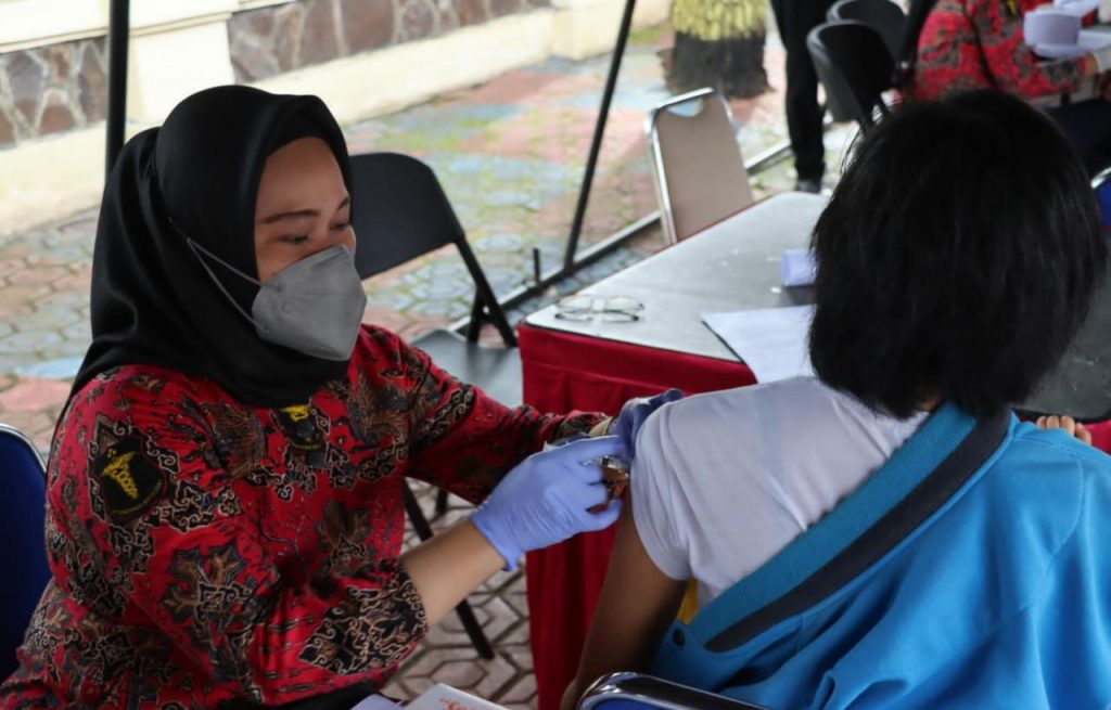 Personel Polres Subang terjun dalam giat Vaksinasi di Kabupaten Subang