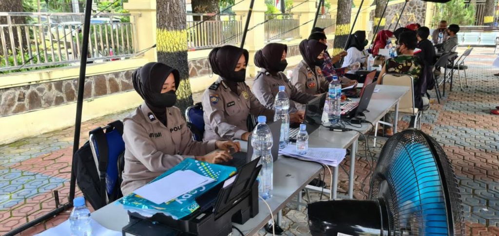 Personel Polres Subang terjun dalam giat Vaksinasi di Kabupaten Subang