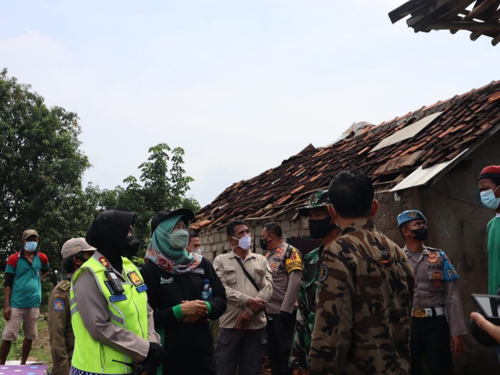 Kapolres Subang Kunjungi Korban Angin Puting Beliung di Desa Gunungsari Pagaden