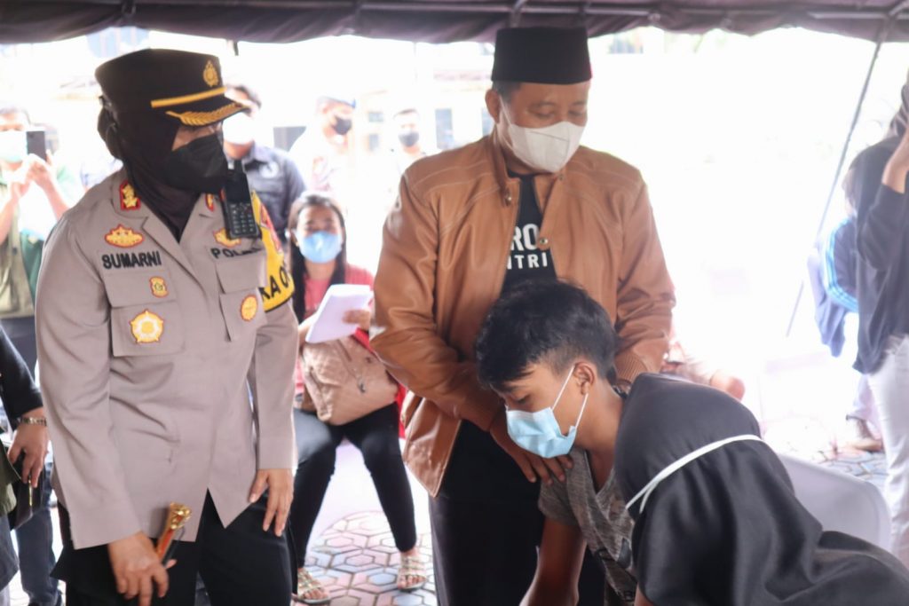 Wakil Gubernur Jawa Barat Didampingi Kapolres Subang Menjau Pelaksanaan Vaksinasi Di Mako Polres Subang