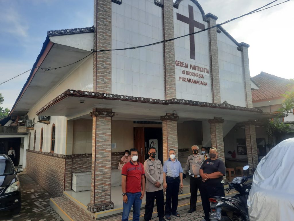 Polsek Pusakanagara melaksanakan kegiatan pengamanan Ibadah kebhaktian Rutin mingguan di Gereja