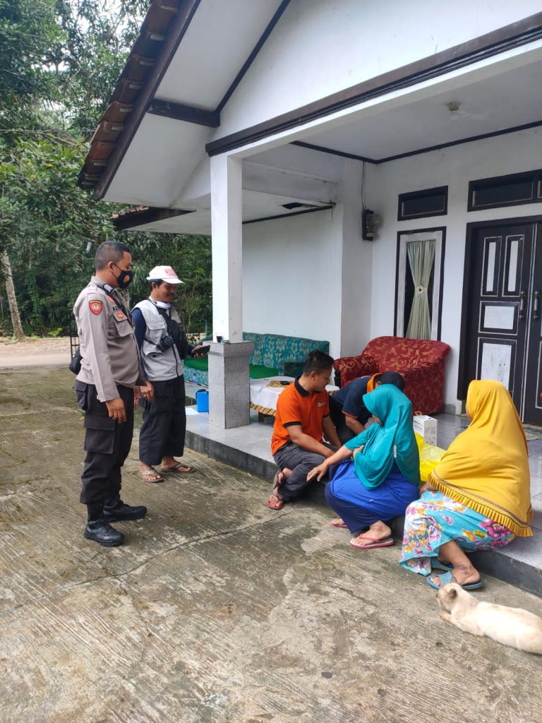 Polsek Cisalak Monitoring pelaksanaan Vaksinasi Door to Door