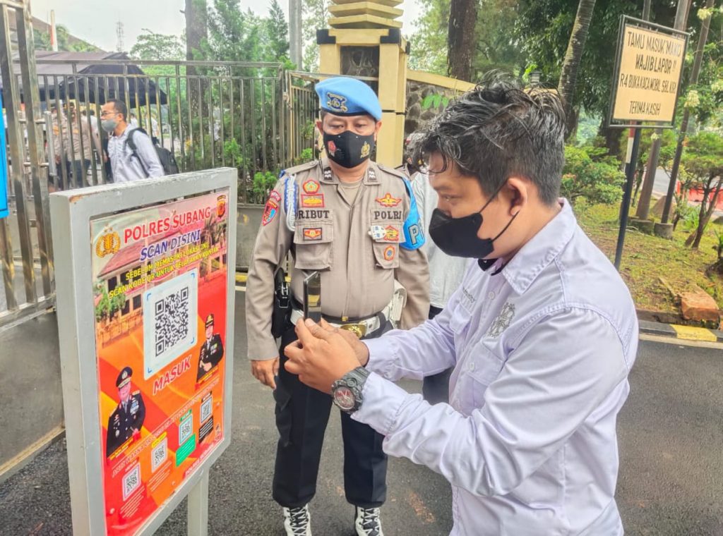 Cegah Penyebaran Covid-19 , Masuk Mako Polres Subang Wajib Scanning QR Barcode Aplikasi Peduli Lindungi