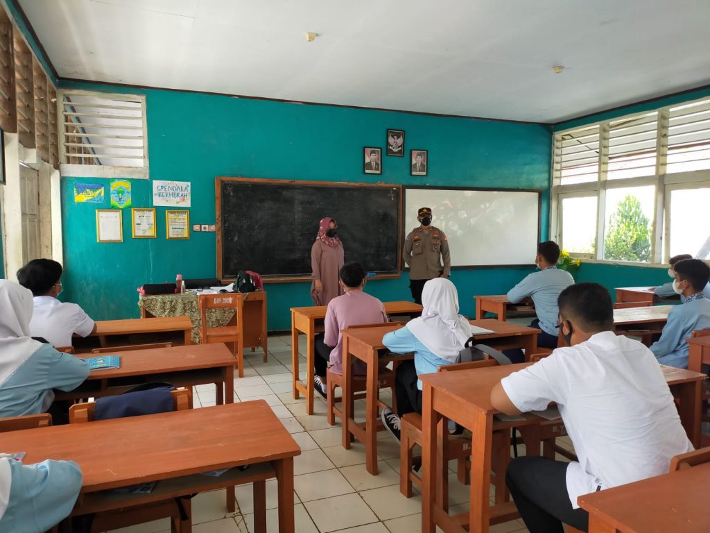 Kapolsek Kalijati laksanakan Pengawasan dan Pemantauan PPKM Di SMPN 2 Kalijati