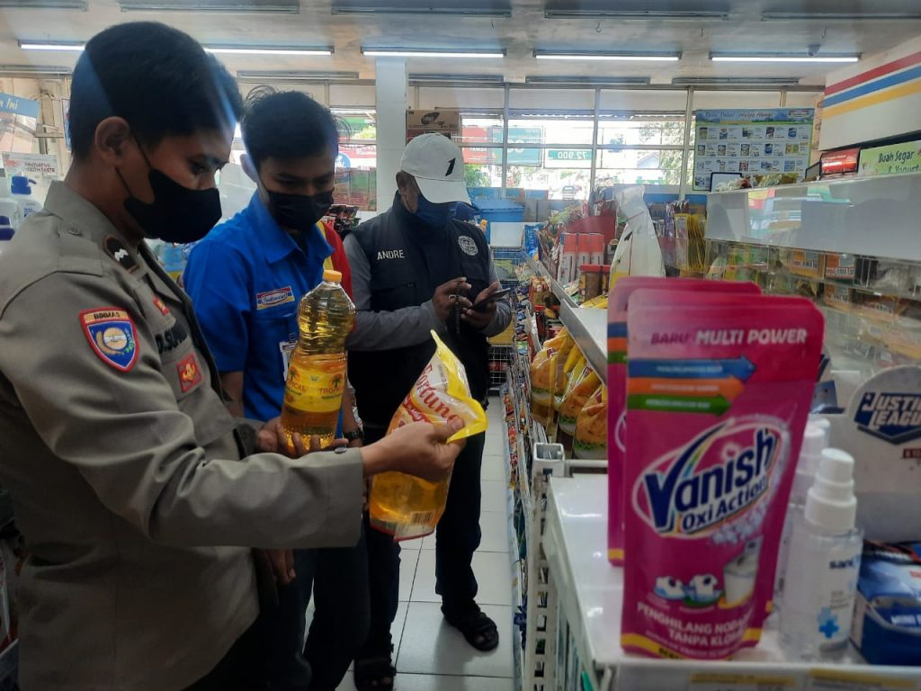 Kapolsek Sagalaherang Melaksanakan Pengecekan Harga Minyak dan Sembilan Bahan Pokok Rumah Tangga Di Pasar Tradisional