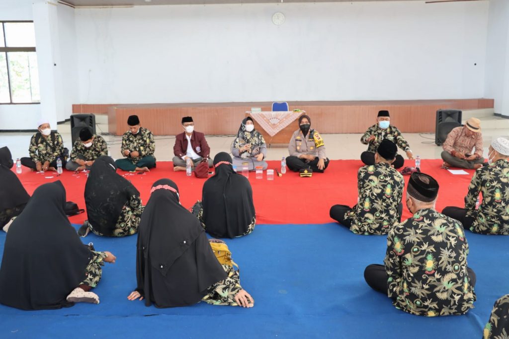 Kapolres Subang Melaksanakan Silaturahmi dan Meninjau Pelaksanaan Vaksinasi Di Gedung Dakwah Kab. subang