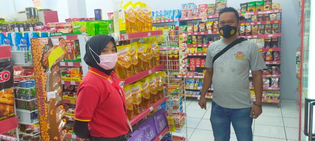 Jaga Kondusifitas, Personel Polsek Pagadeng Pantau Ketersediaan Minyak Goreng