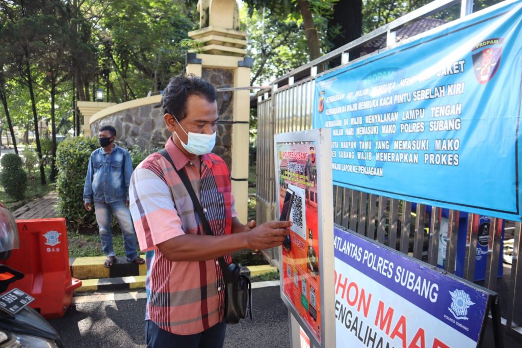 Masuk Polres Subang Wajib Lakukan Scaning QR Barcode Aplikasi Peduli Lindungi