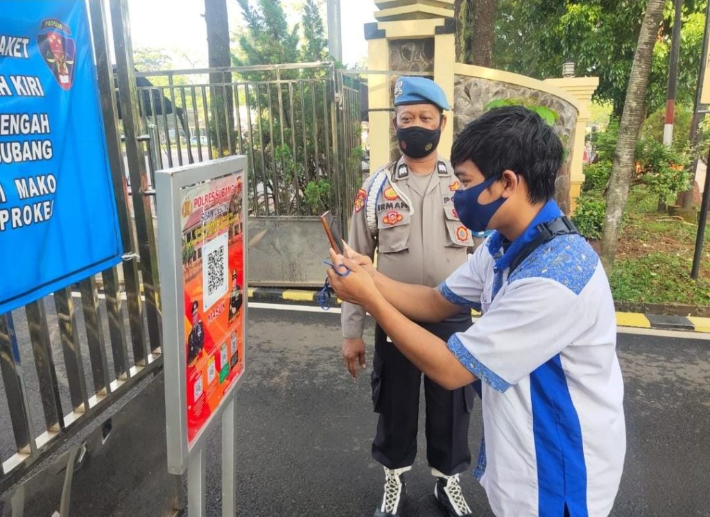Cegah Penyebaran Covid-19 , Masuk Mako Polres Subang Wajib Scanning QR Barcode Aplikasi Peduli Lindungi