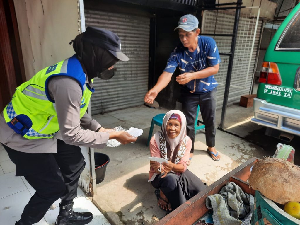 Patroli Polwan Polres Subang Berikan Imbauan Prokes dan Bagikan Masker Gratis