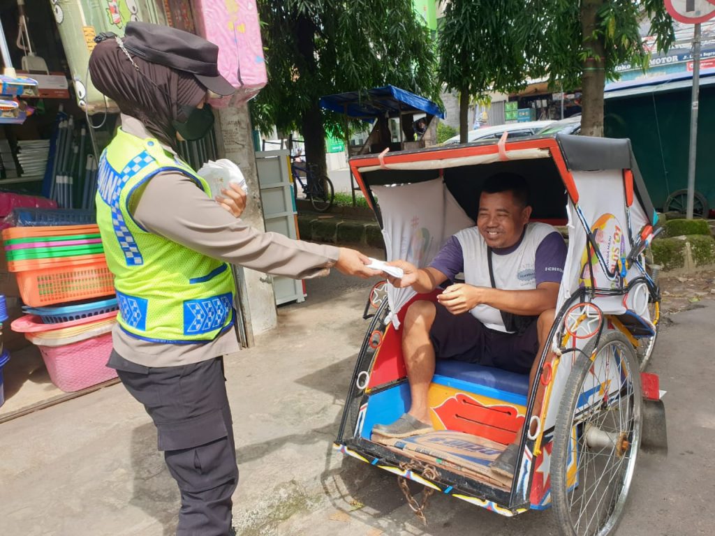 Polwan Polres Subang Gencar Lakukan Himbauan Prokes & Bagikan Masker Gratis Kepada Masyarakat