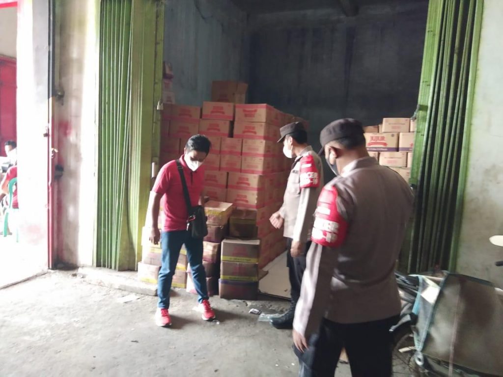 Polsek Ciasem Polres Subang melaksanakan kegiatan Pengecekan Stok Minyak Goreng Di Pasar Tradisonal