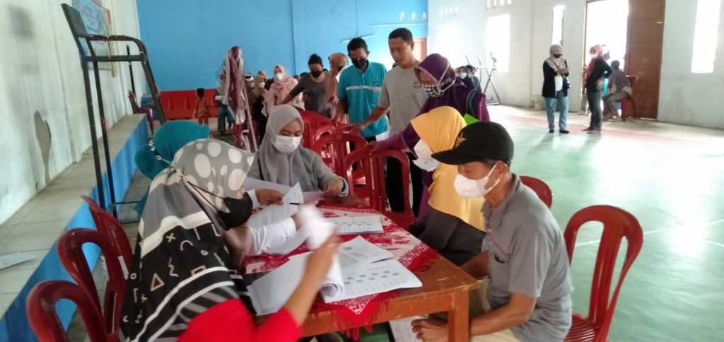 Polsek Cipeundeuy Melaksanakan Monitoring Pembagian BPNT dan BLT Minyak Goreng kepada 920 KPM Masyarakat Desa Lengkong