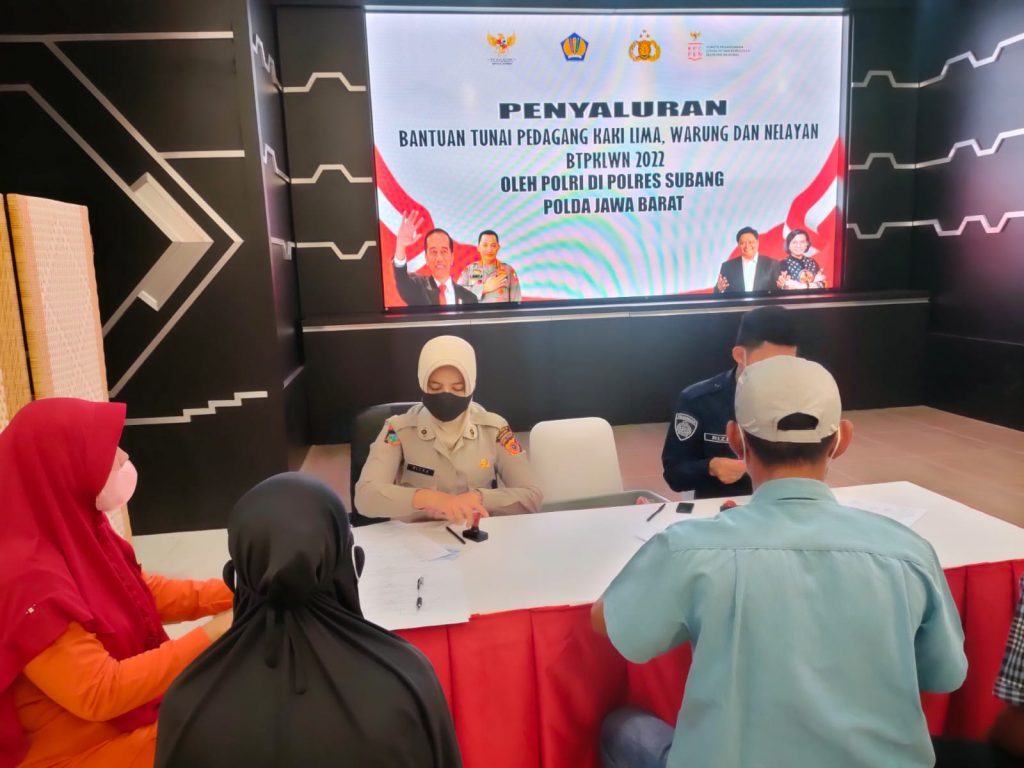 Kapolres Subang dan jajaran kembali salurkan Bantuan Tunai Pedagang Kaki Lima Warung dan Nelayan (BTPKLWN) Kepada Seribu Penerima