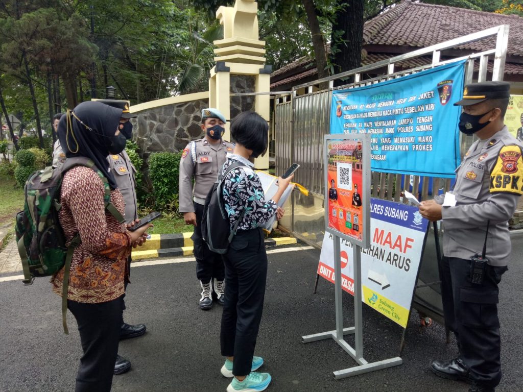 Cegah Penyebaran Covid-19 , Masuk Mako Polres Subang Wajib Scanning QR Barcode Aplikasi Peduli Lindungi