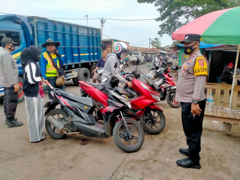 Polsek Cipeundeuy melaksanakan patrol himbau PPKM Level 2 kepada Warga Masyarakat Di Wilayah Hukum Polsek Cipeundeuy