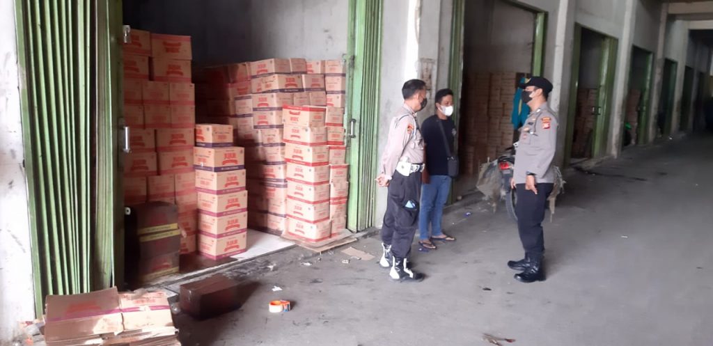 Polsek Ciasem Polres Subang melaksanakan kegiatan Pengecekan Stok Minyak Goreng sekaligus komoditi pangan dalam rangka mencegah kelangkaan di wilayah kecamatan Ciasem