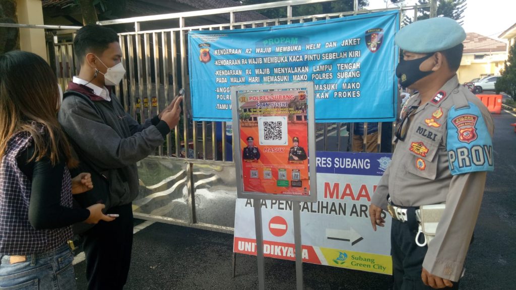 Cegah Penyebaran Covid-19 , Masuk Mako Polres Subang Wajib Scanning QR Barcode Aplikasi Peduli Lindungi
