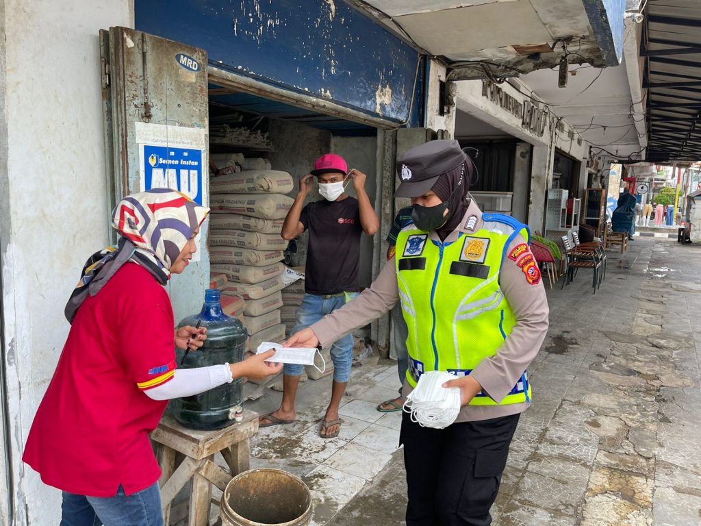 Laksanakan Patroli, Polwan Polres Subang Beri Himbauan Protokol Kesehatan dan Bagikan Masker Gratis