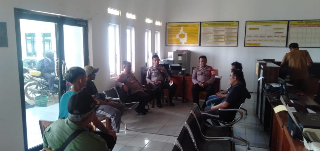 Ciptakan Lingkungan Yang Aman Kapolsek Cikaum Lakukan Imbauan Kamtibmas dan Imbauan Prokes di Wilayahnya