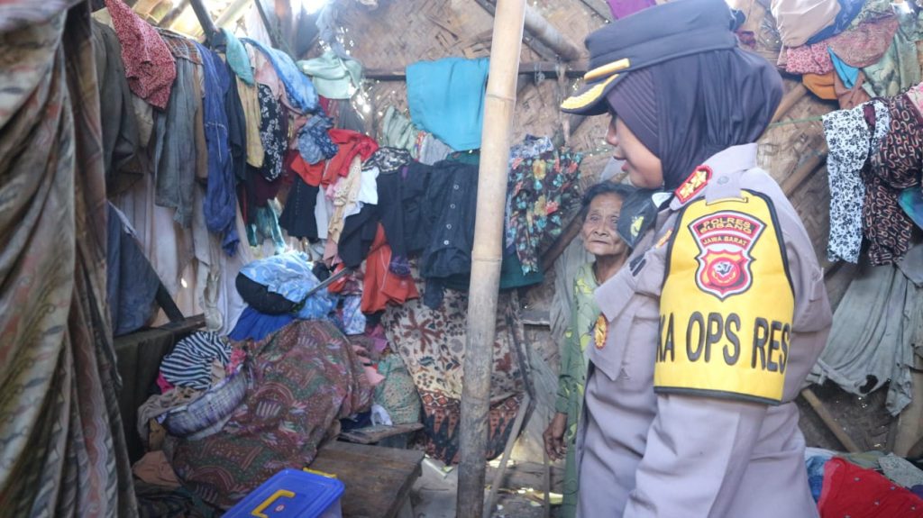 Melalui Kegiatan Sosial dan Silaturahmi Kamtibmas, Eson dan Mak Nasih Dapat Bantuan Sembako Dari Kapolres Subang