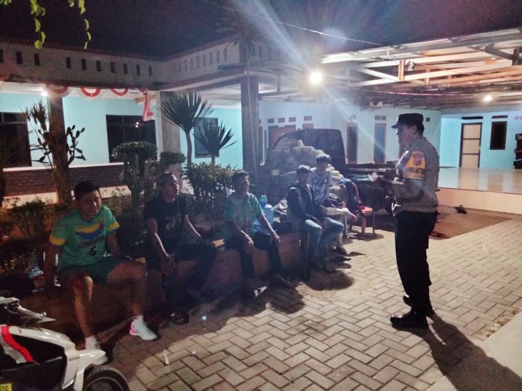 Bhabinkamtibmas beserta Patroli QR Polsek Compreng melaksanakan Silaturahmi dan Himbauan Kamtibmas pemuda di Desa Jatireja Kec. Compreng Kab. Subang